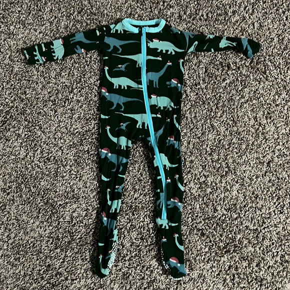 Santa Dino Print Fitted Footie
KICKEE PANTS - Picture 4 of 6